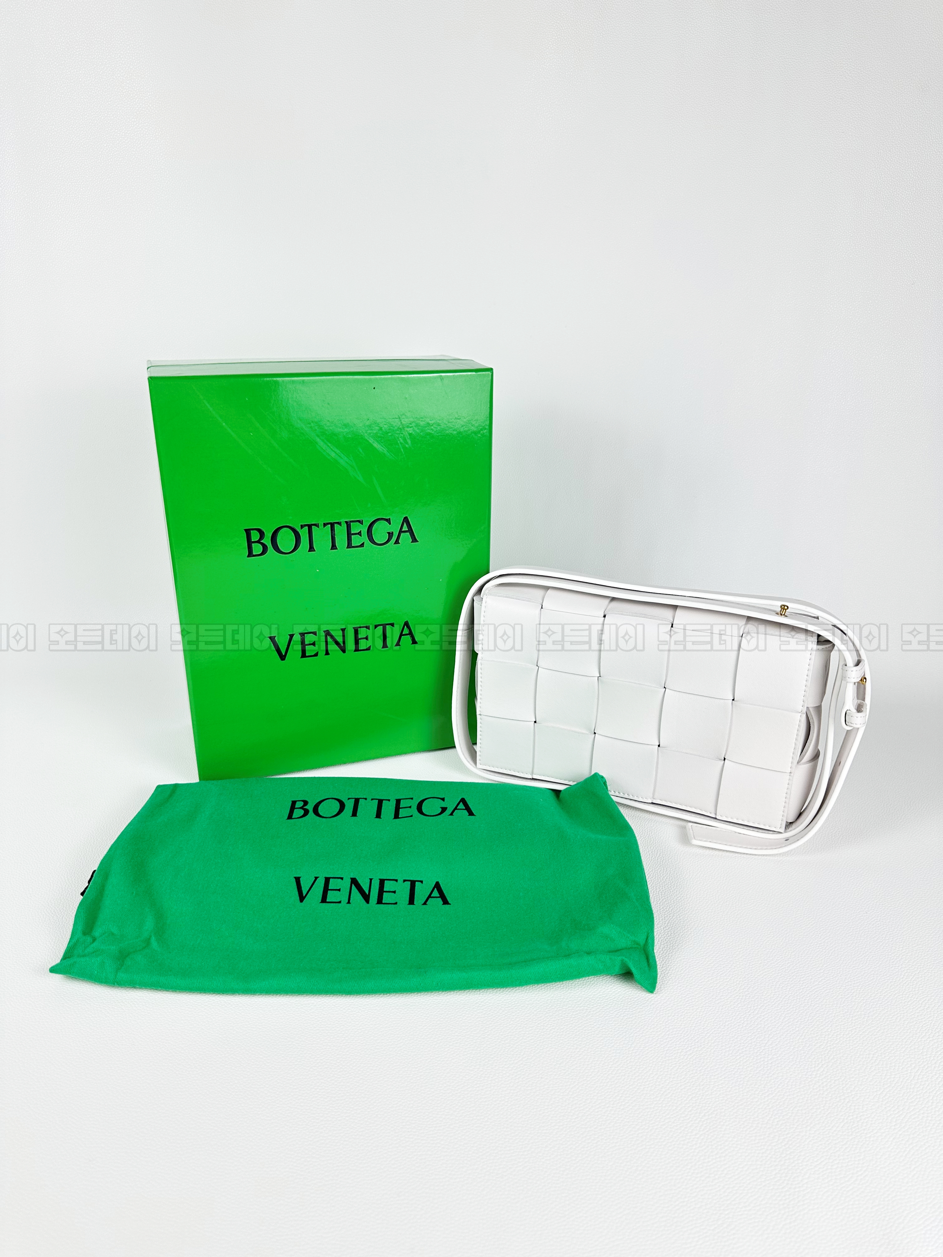 보테가 베네타 인트레치아토 카세트백