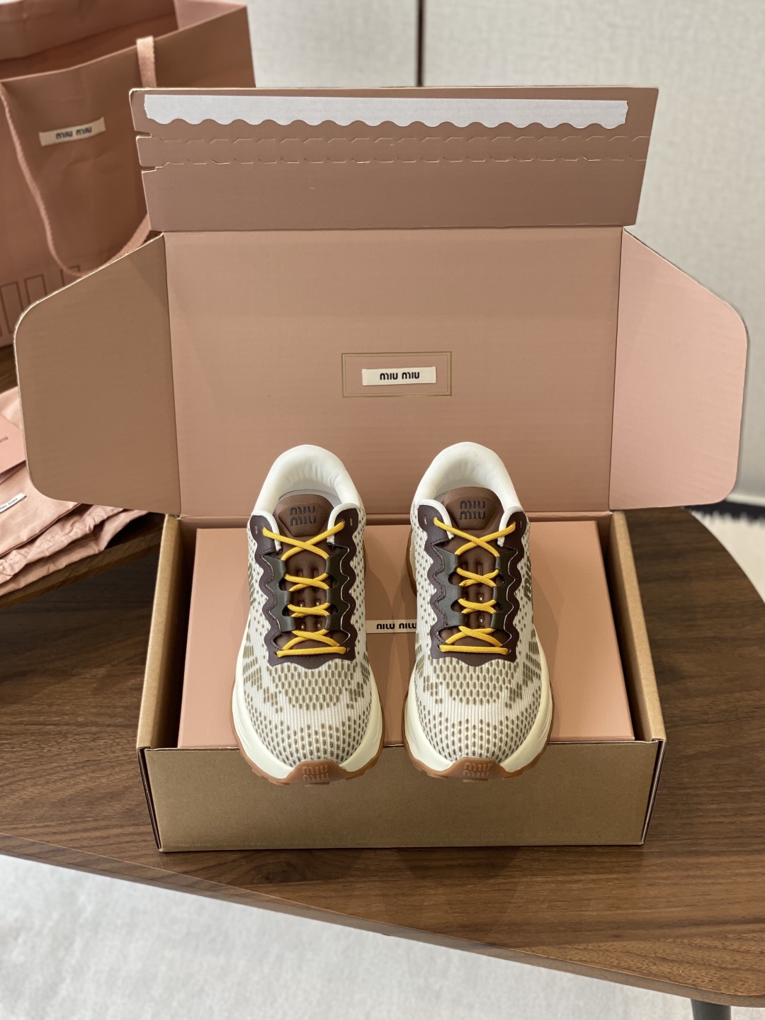 미우미우  25ss 아메리칸 커플 스니커즈